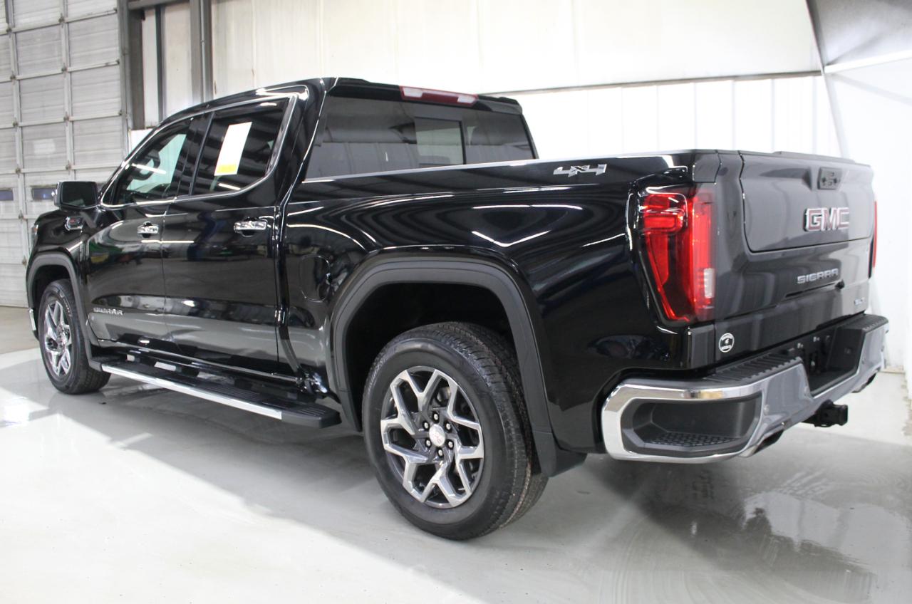 GMC Sierra 1500 4WD Crew Cab 147" SLT 2023