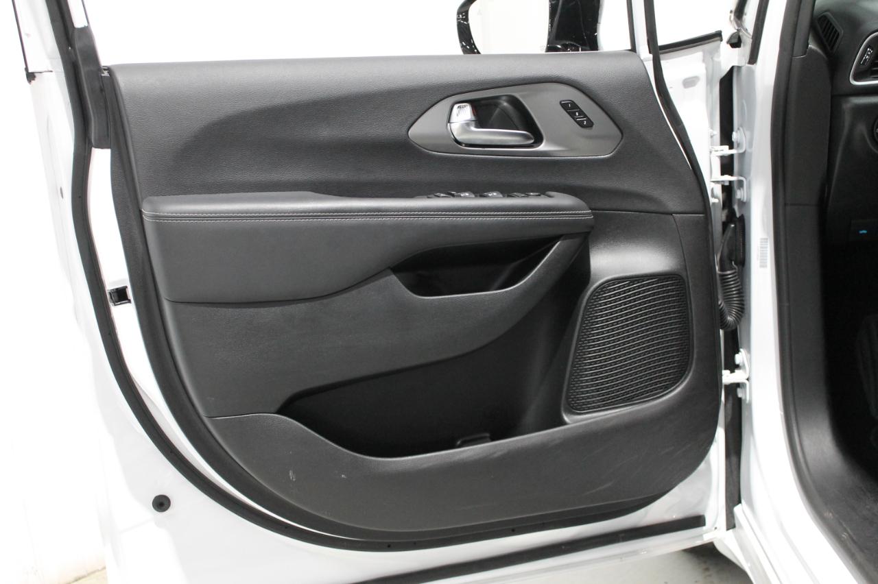 Chrysler Pacifica Select FWD 2025