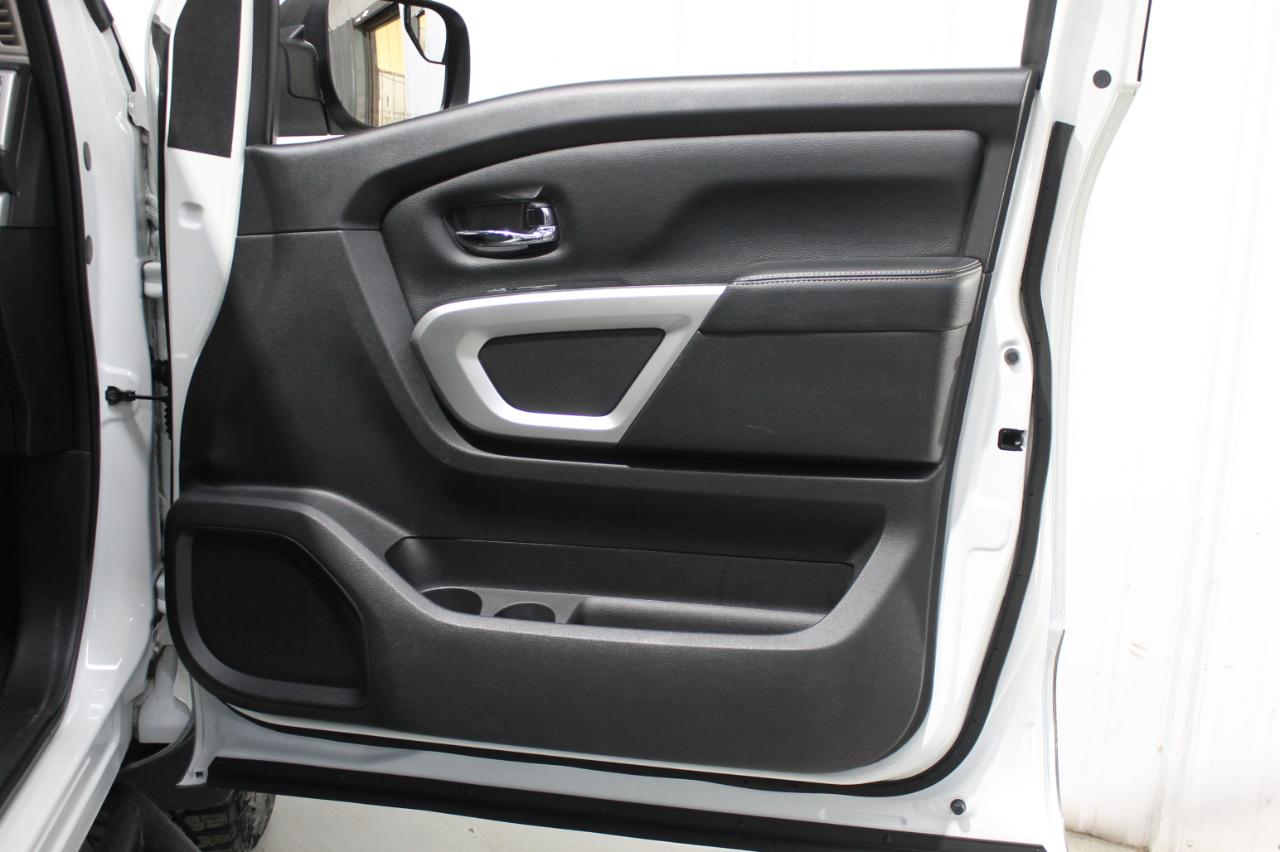 Nissan Titan 4x4 Crew Cab PRO-4X 2017