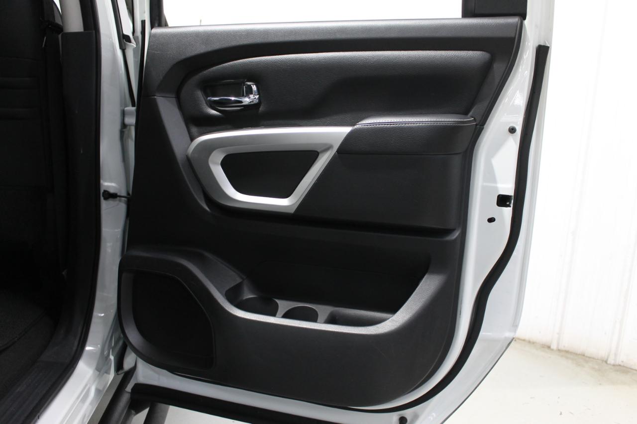 Nissan Titan 4x4 Crew Cab PRO-4X 2017