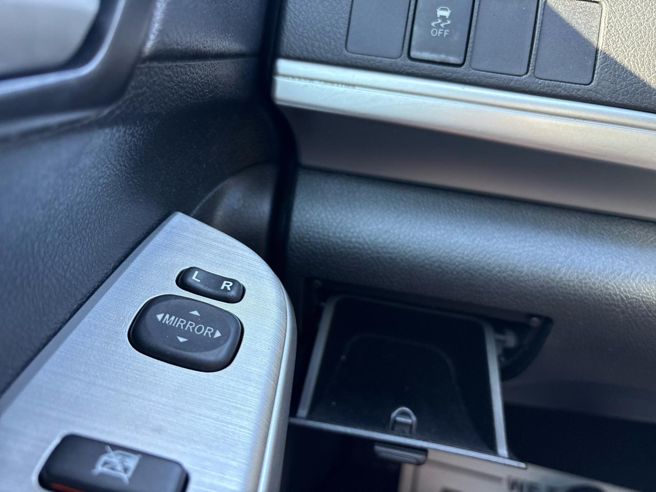 Toyota Camry 4dr Sdn I4 Auto XLE (Natl) 2013