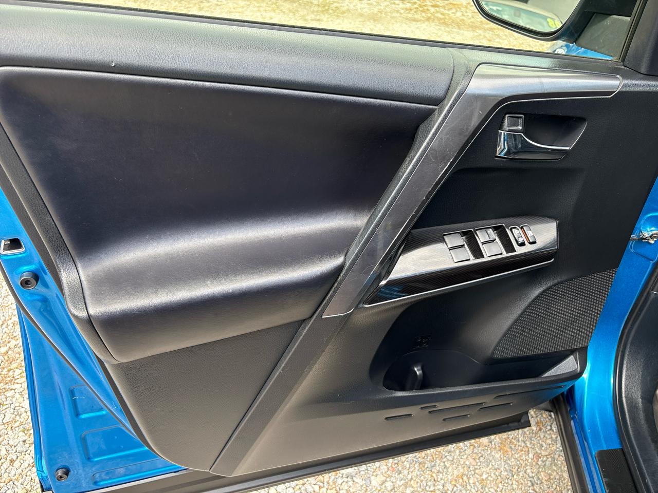 Toyota RAV4 SE AWD (Natl) 2018