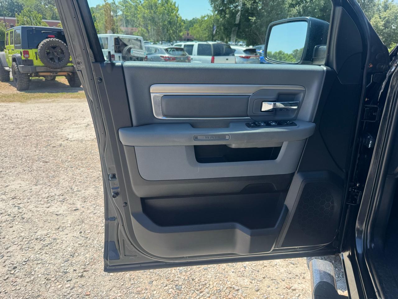 RAM 1500 SLT 4x2 Quad Cab 6'4" Box 2017