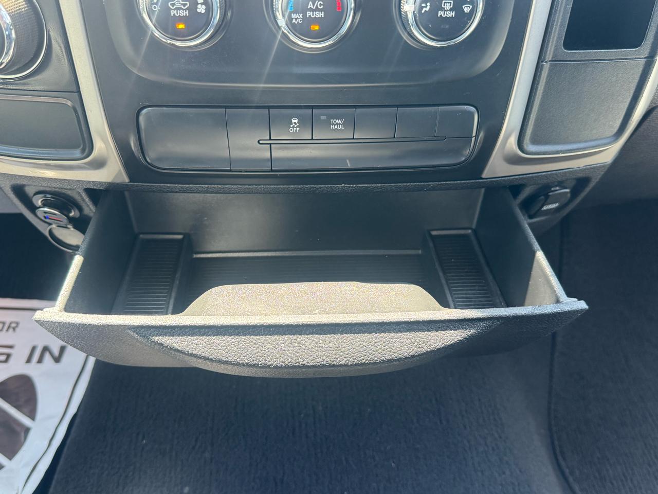 RAM 1500 SLT 4x2 Quad Cab 6'4" Box 2017