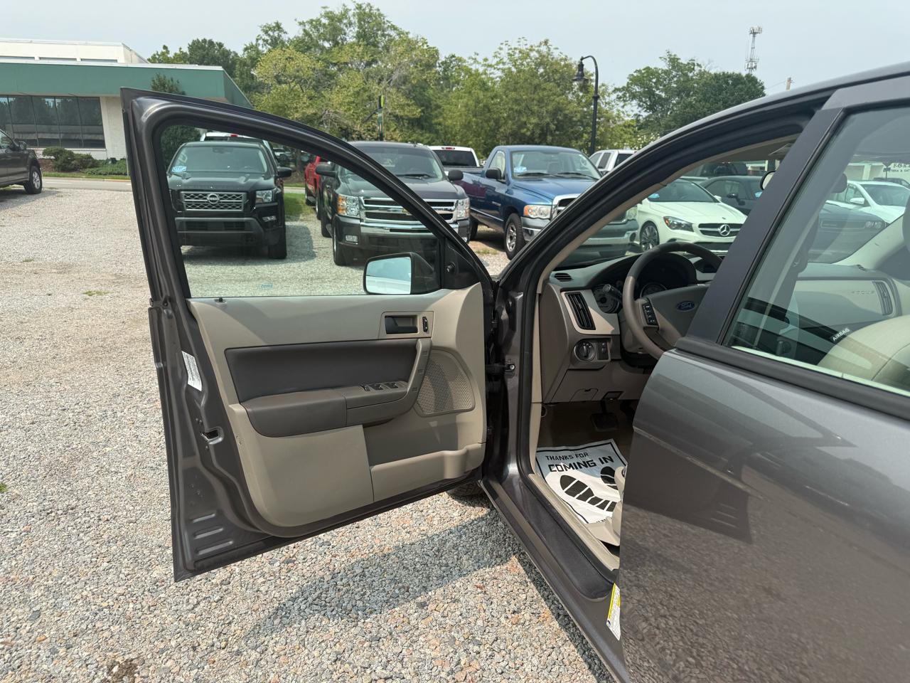 Ford Focus 4dr Sdn SE 2011