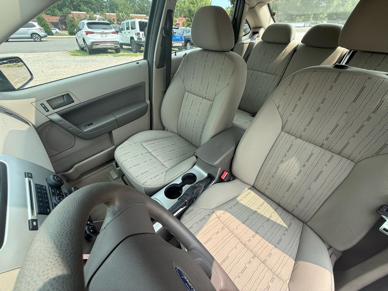 Ford Focus 4dr Sdn SE 2011