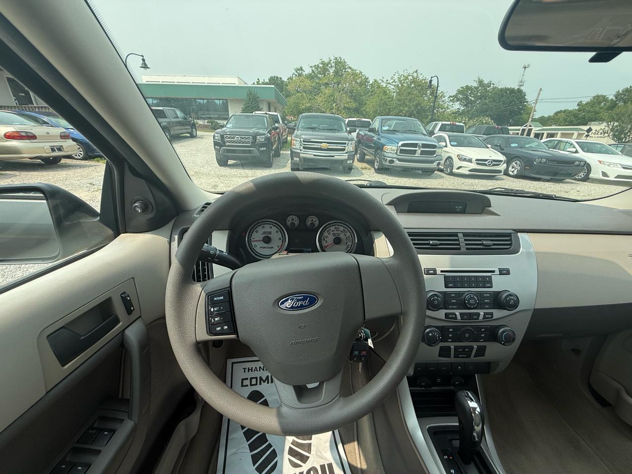 Ford Focus 4dr Sdn SE 2011