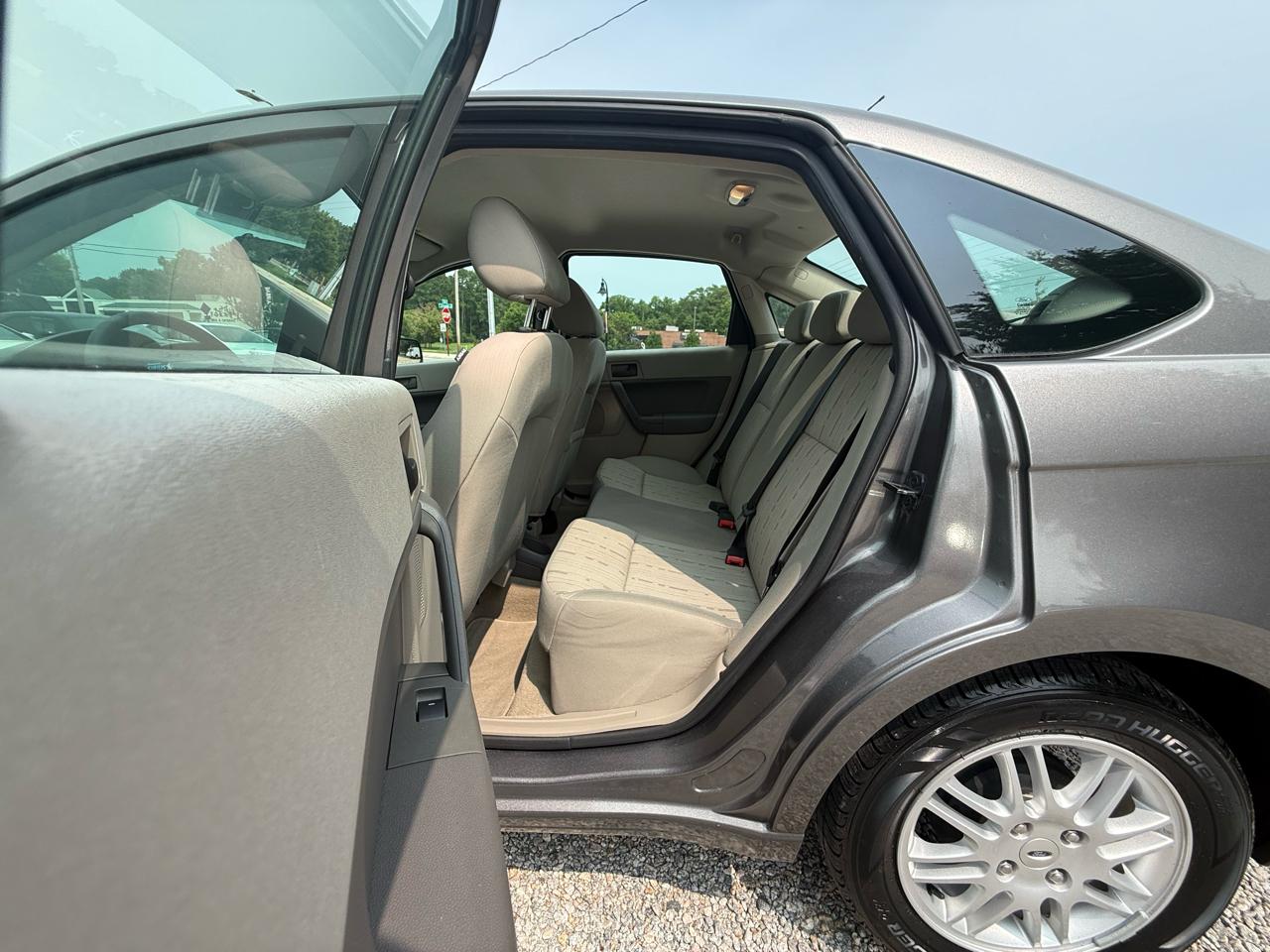 Ford Focus 4dr Sdn SE 2011
