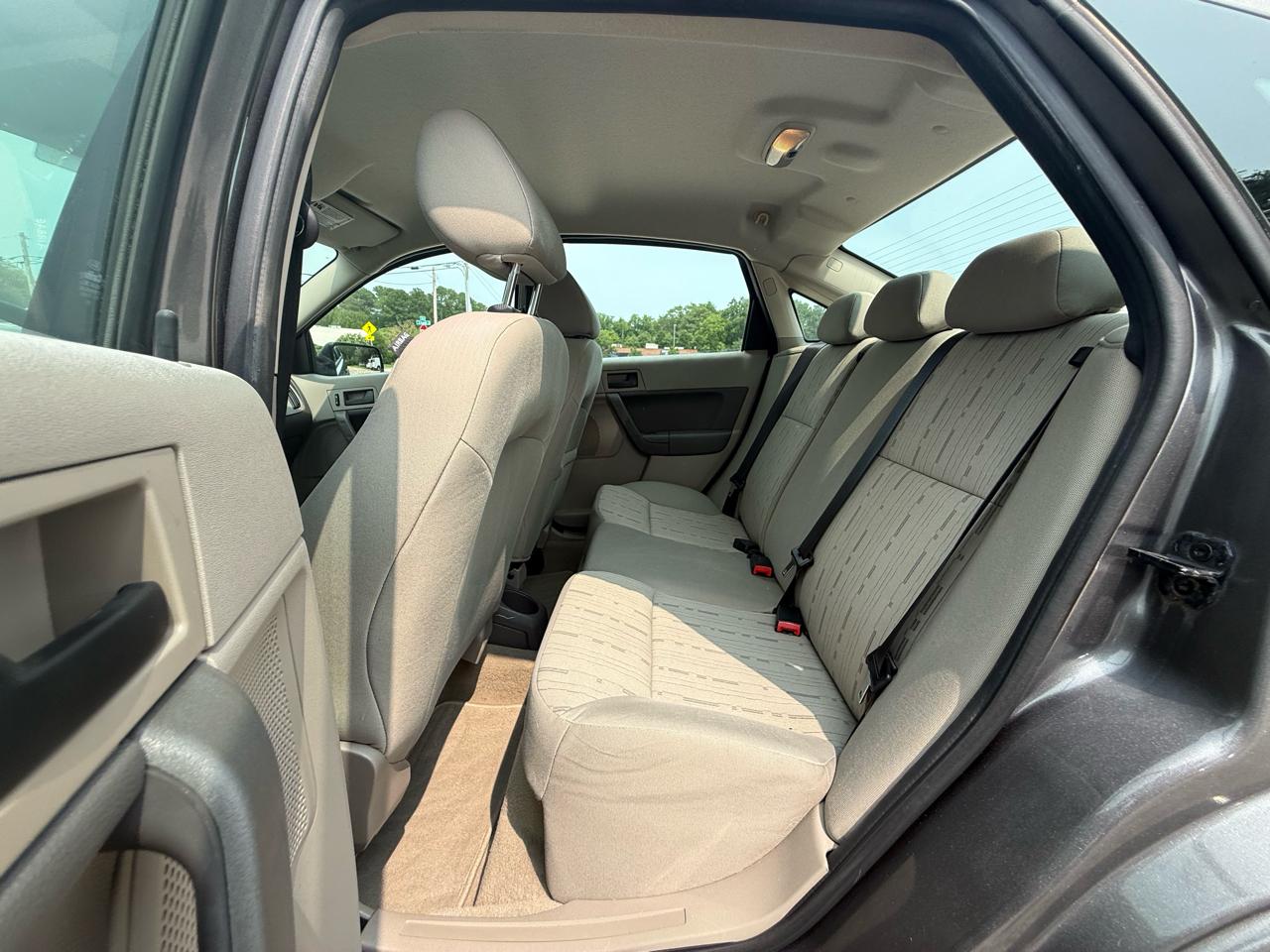 Ford Focus 4dr Sdn SE 2011