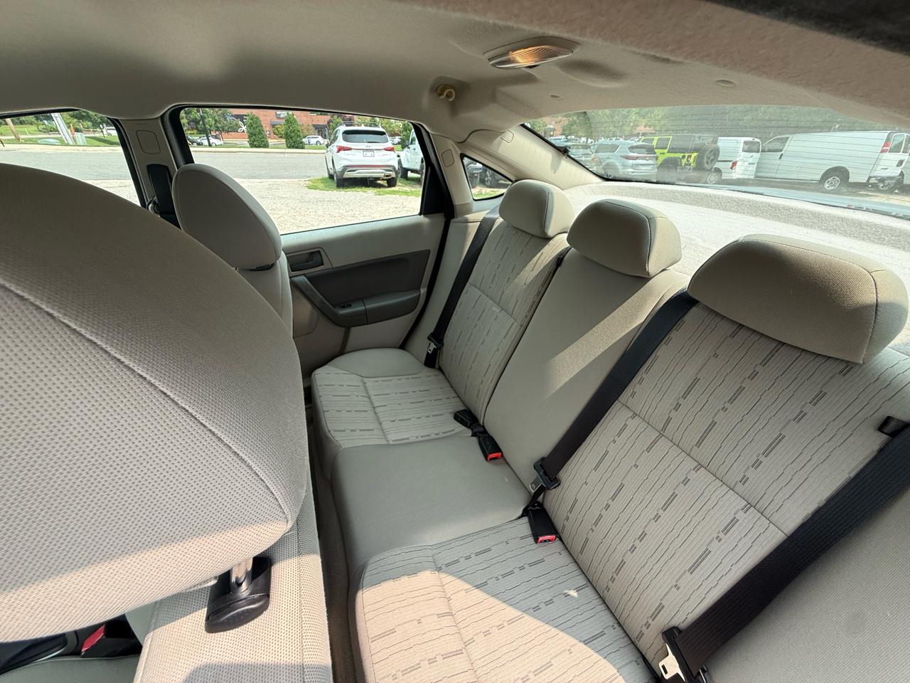 Ford Focus 4dr Sdn SE 2011
