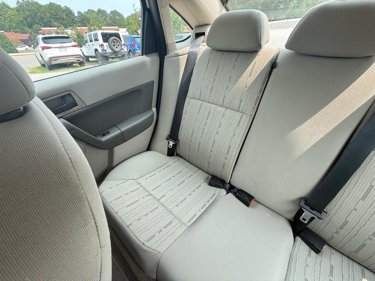 Ford Focus 4dr Sdn SE 2011