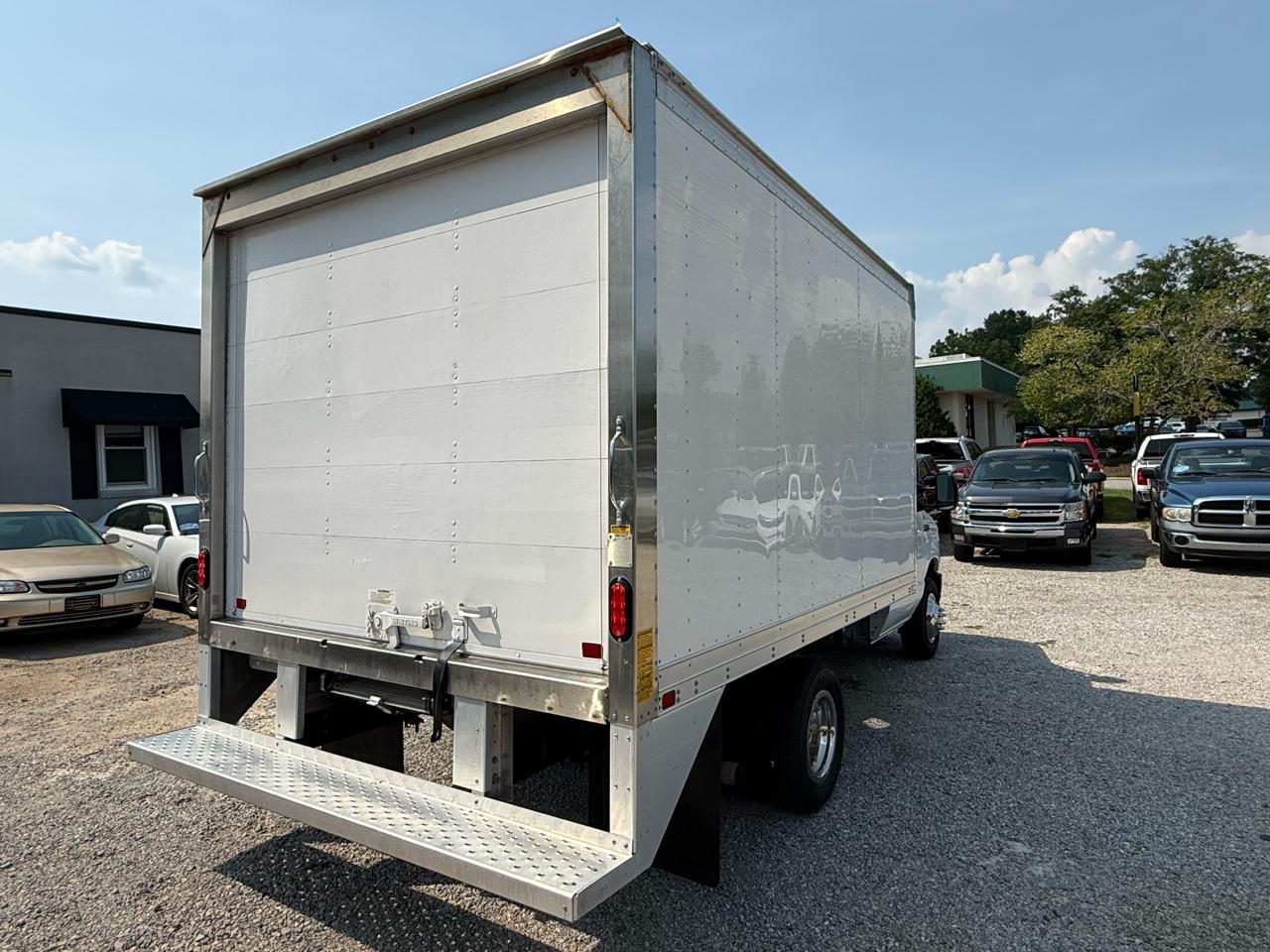 Ford E-Series Cutaway E-350 SRW 138" WB 2024