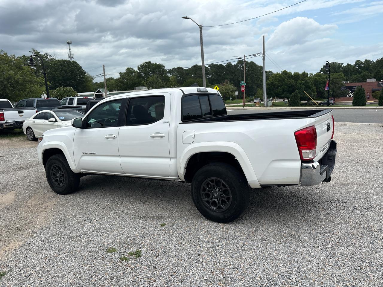 Toyota Tacoma 2WD Double Cab V6 AT SR5 (Natl) 2017