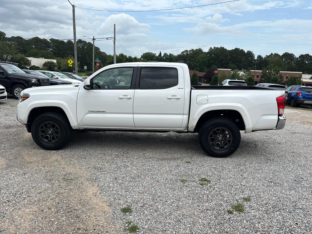 Toyota Tacoma 2WD Double Cab V6 AT SR5 (Natl) 2017