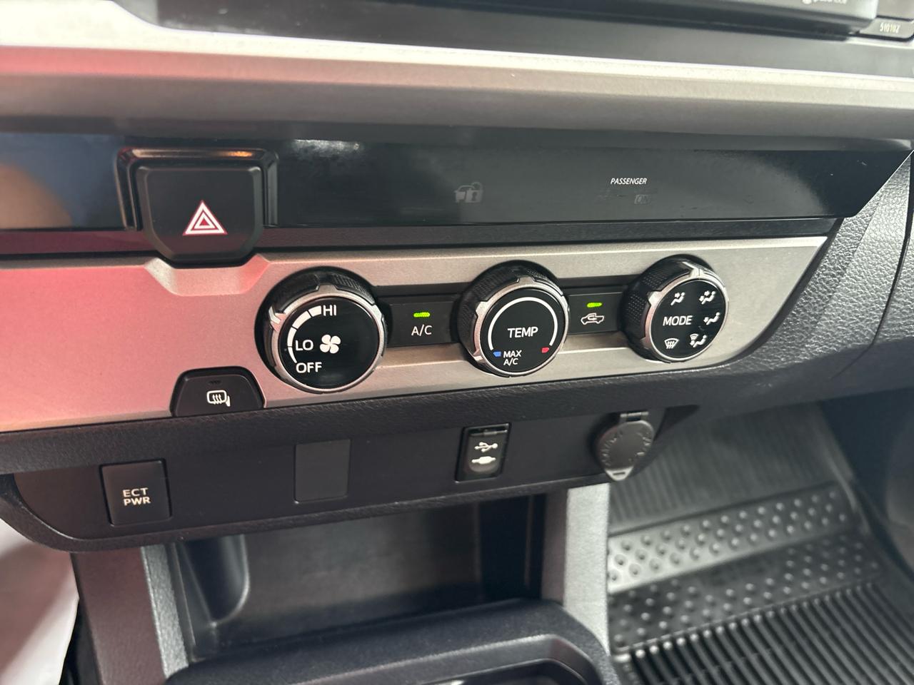 Toyota Tacoma 2WD Double Cab V6 AT SR5 (Natl) 2017