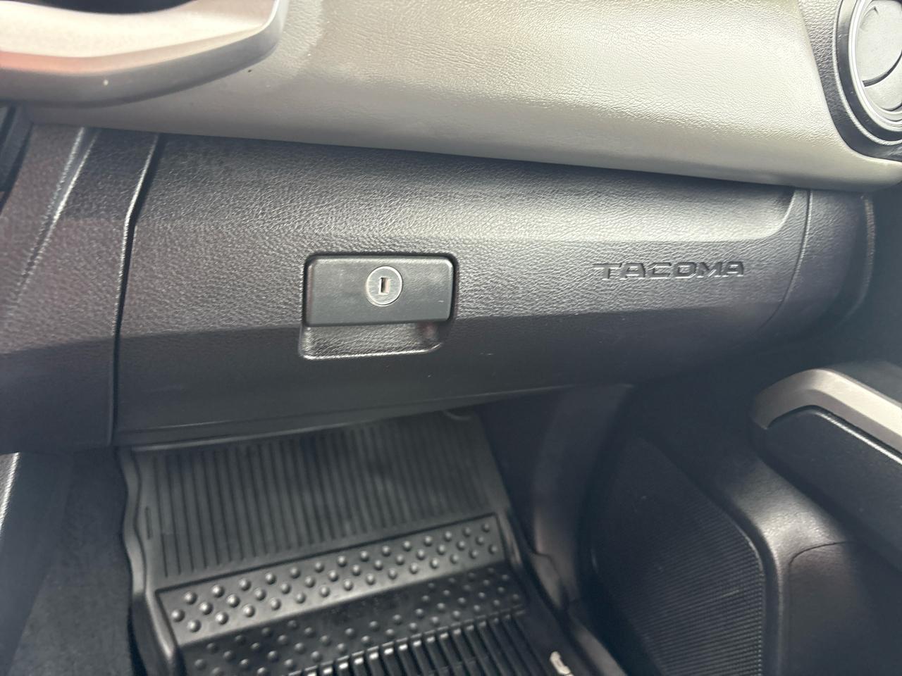 Toyota Tacoma 2WD Double Cab V6 AT SR5 (Natl) 2017