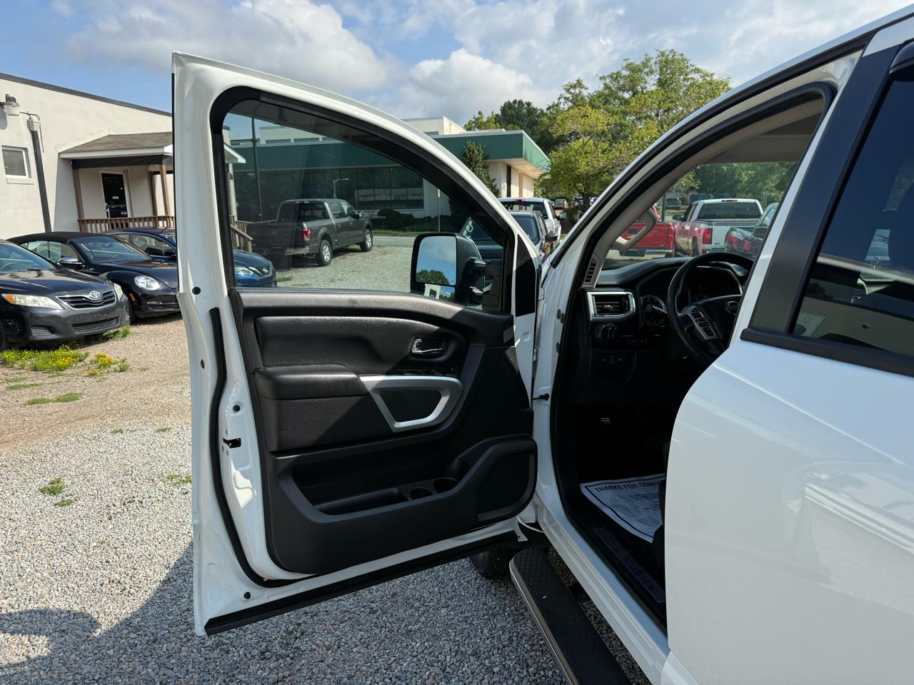 Nissan Titan 4x4 Crew Cab SV 2017
