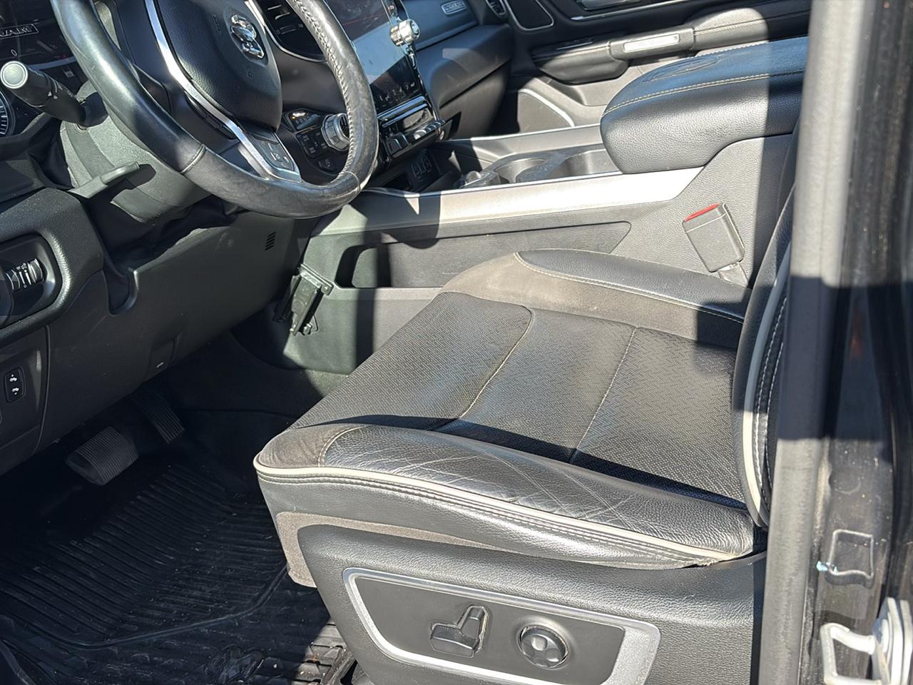 RAM 1500 Laramie 4x4 Crew Cab 5'7" Box 2020