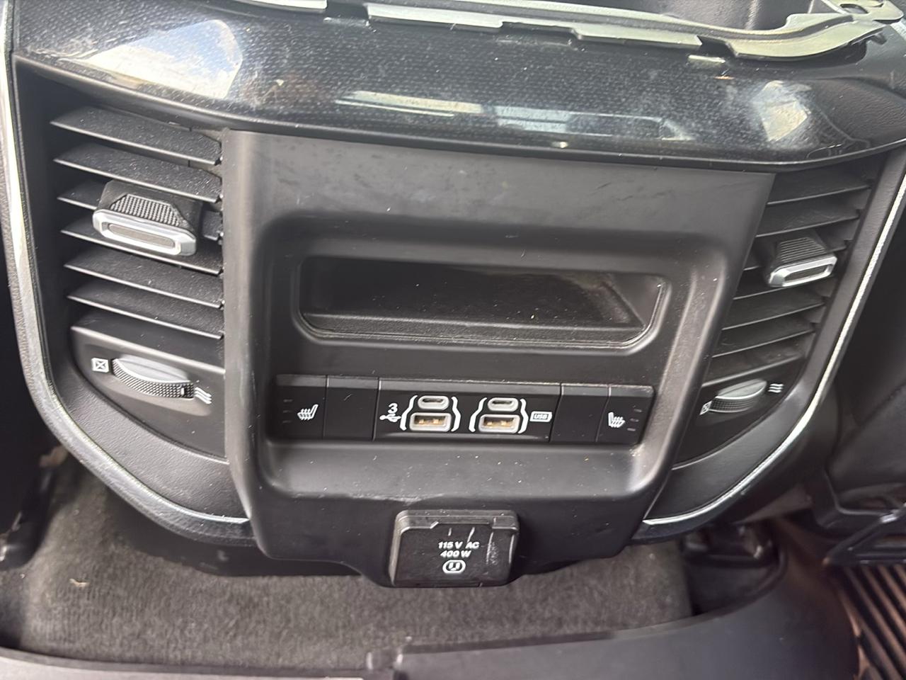 RAM 1500 Laramie 4x4 Crew Cab 5'7" Box 2020