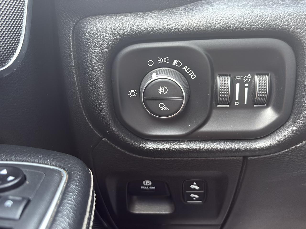 RAM 1500 Laramie 4x4 Crew Cab 5'7" Box 2020