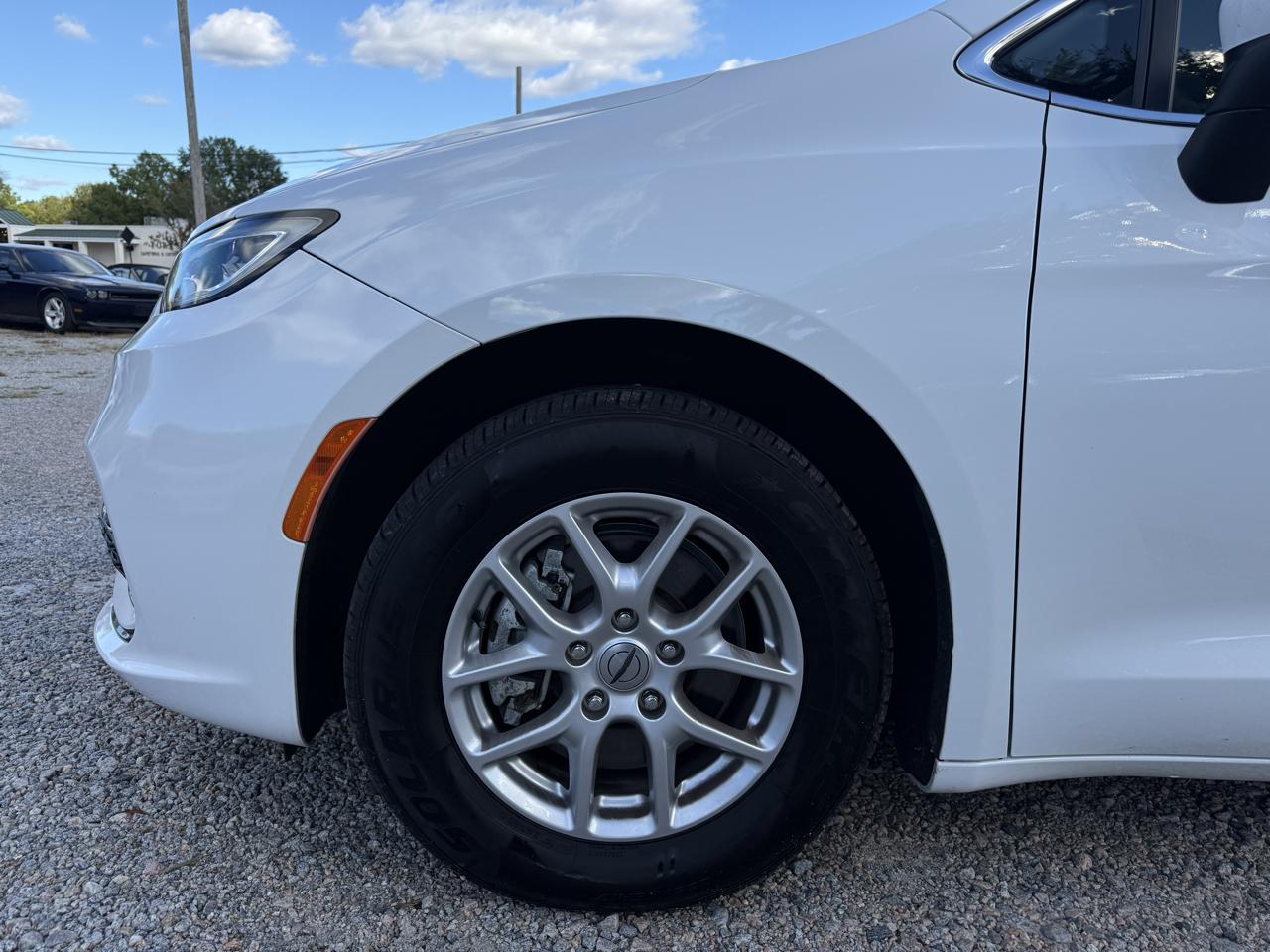 Chrysler Pacifica Touring L FWD 2023