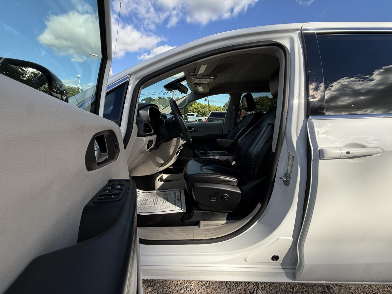 Chrysler Pacifica Touring L FWD 2023