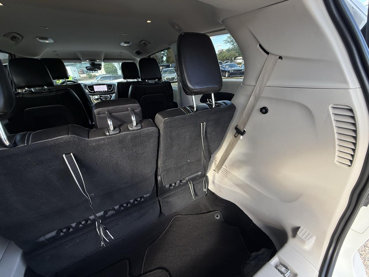 Chrysler Pacifica Touring L FWD 2023