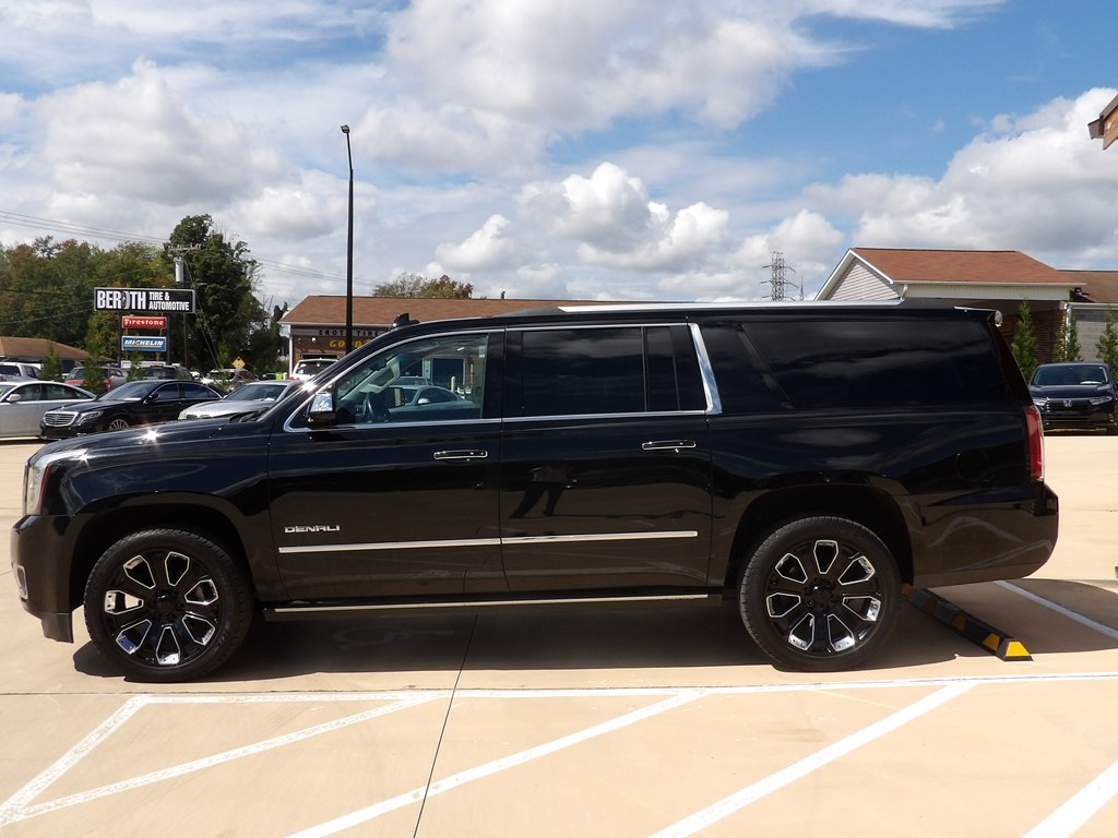 2019 Gmc Yukon XL Denali photo 2