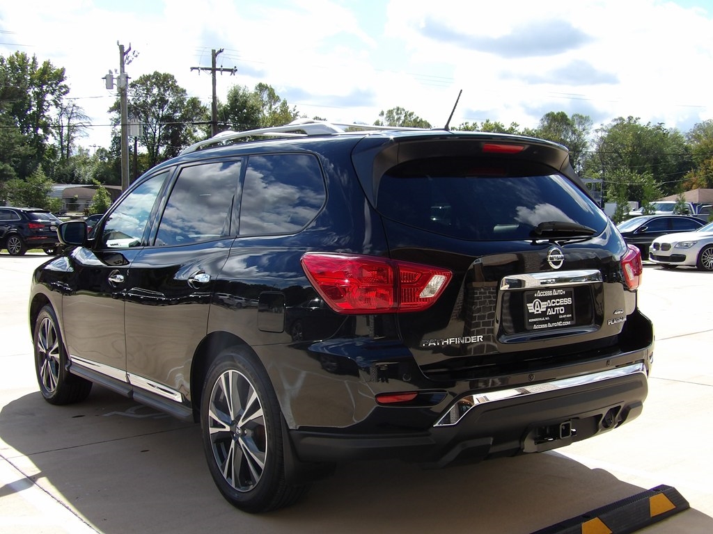 2018 Nissan Pathfinder Platinum photo 2