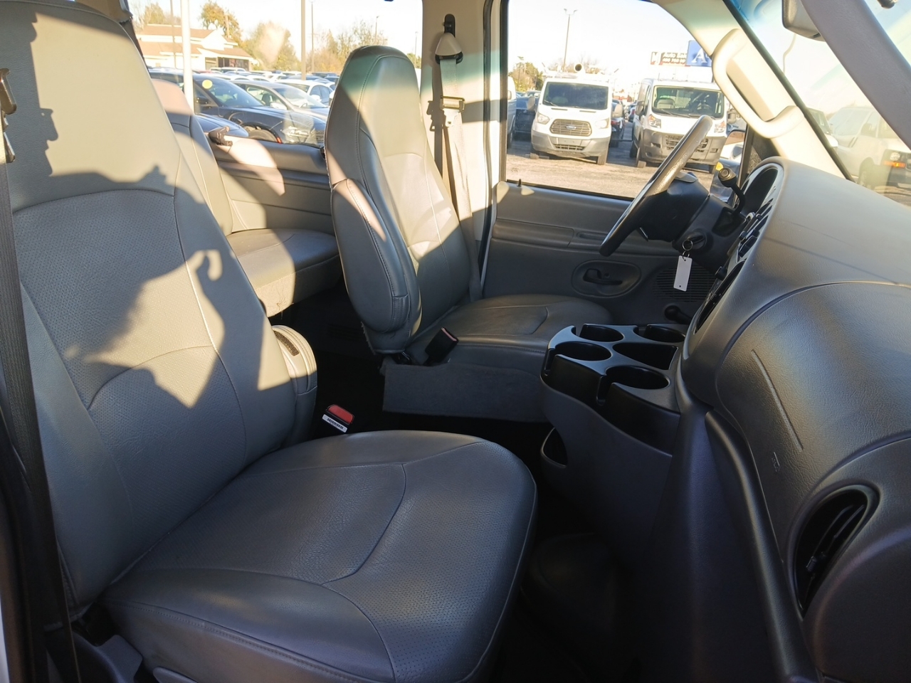 2007 Ford E-350 photo 3