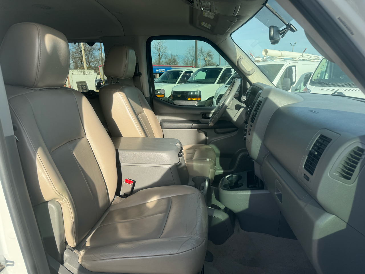 Nissan NV Passenger 3500 SL V8 2018