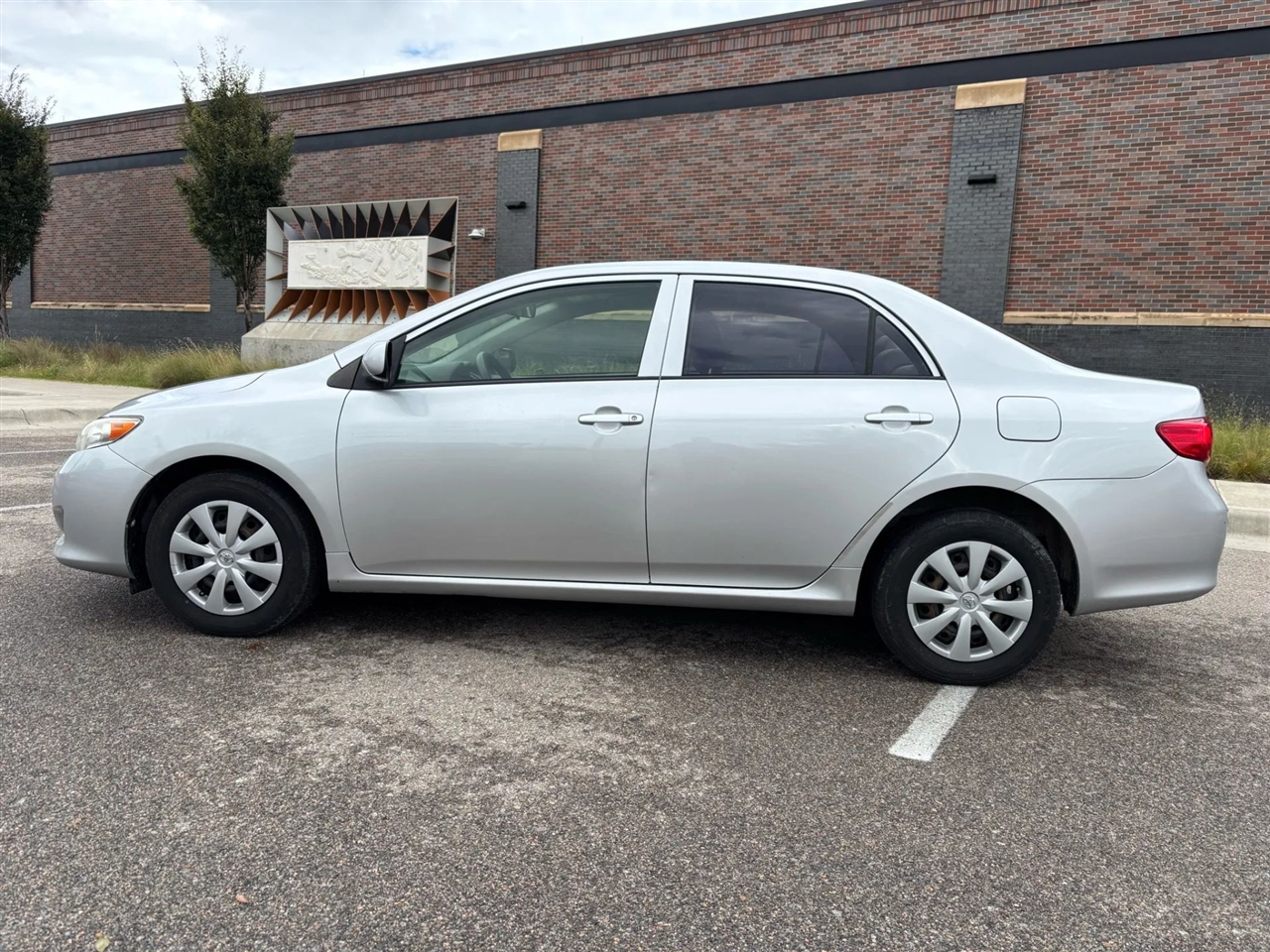 2010 Toyota Corolla LE photo 4