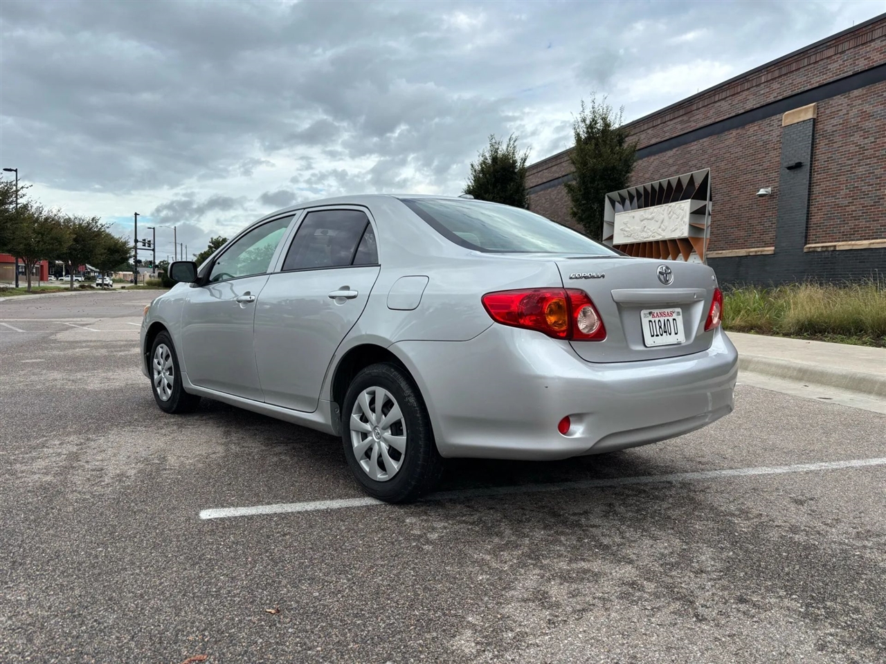 2010 Toyota Corolla LE photo 5