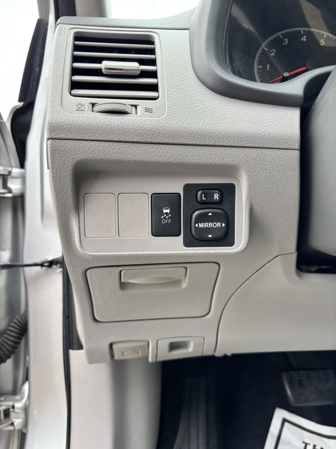 2010 Toyota Corolla LE photo 12