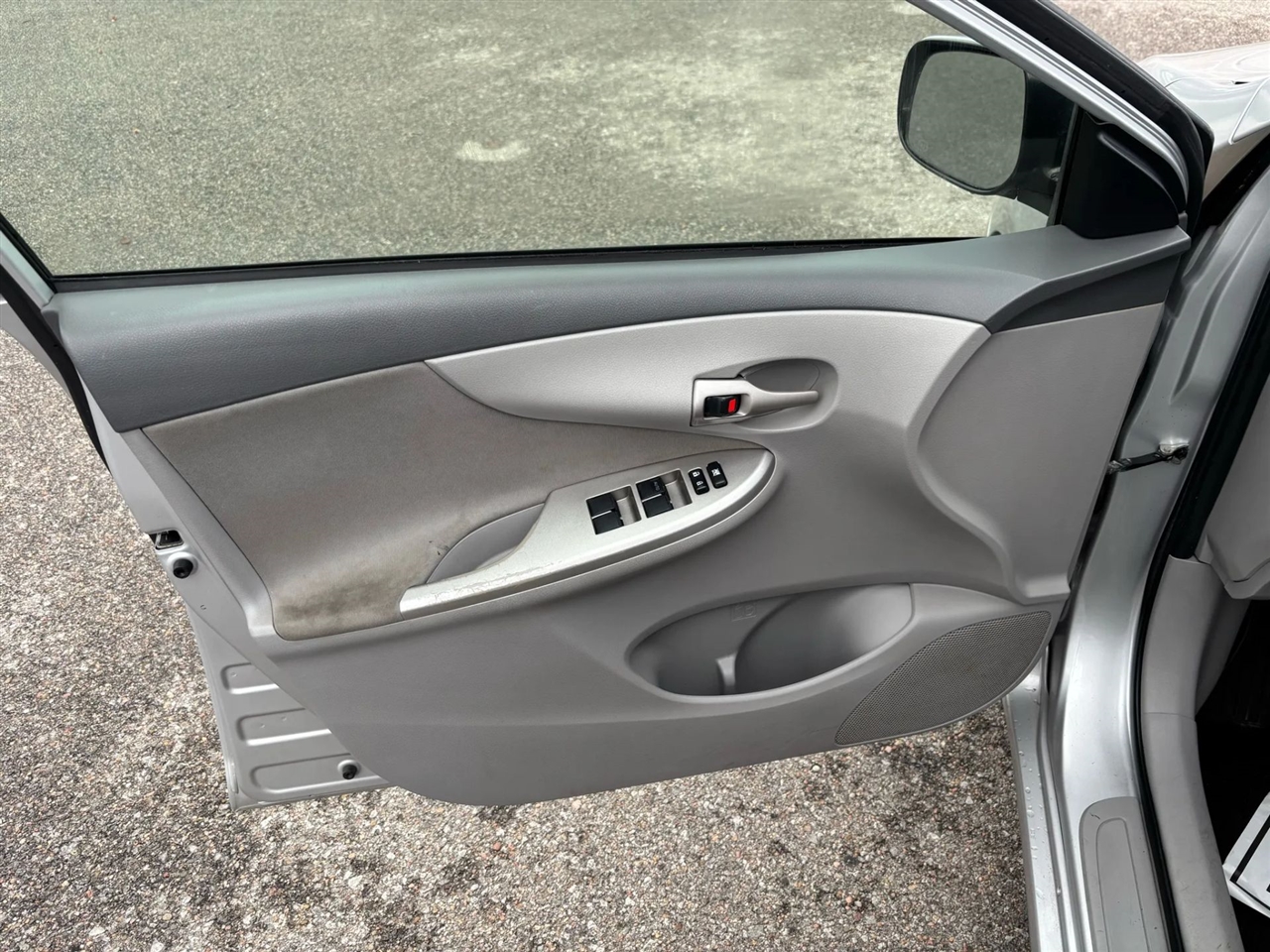 2010 Toyota Corolla LE photo 14