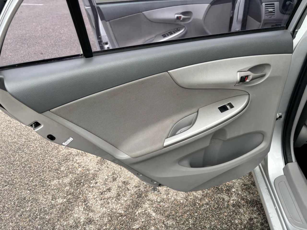 2010 Toyota Corolla LE photo 17