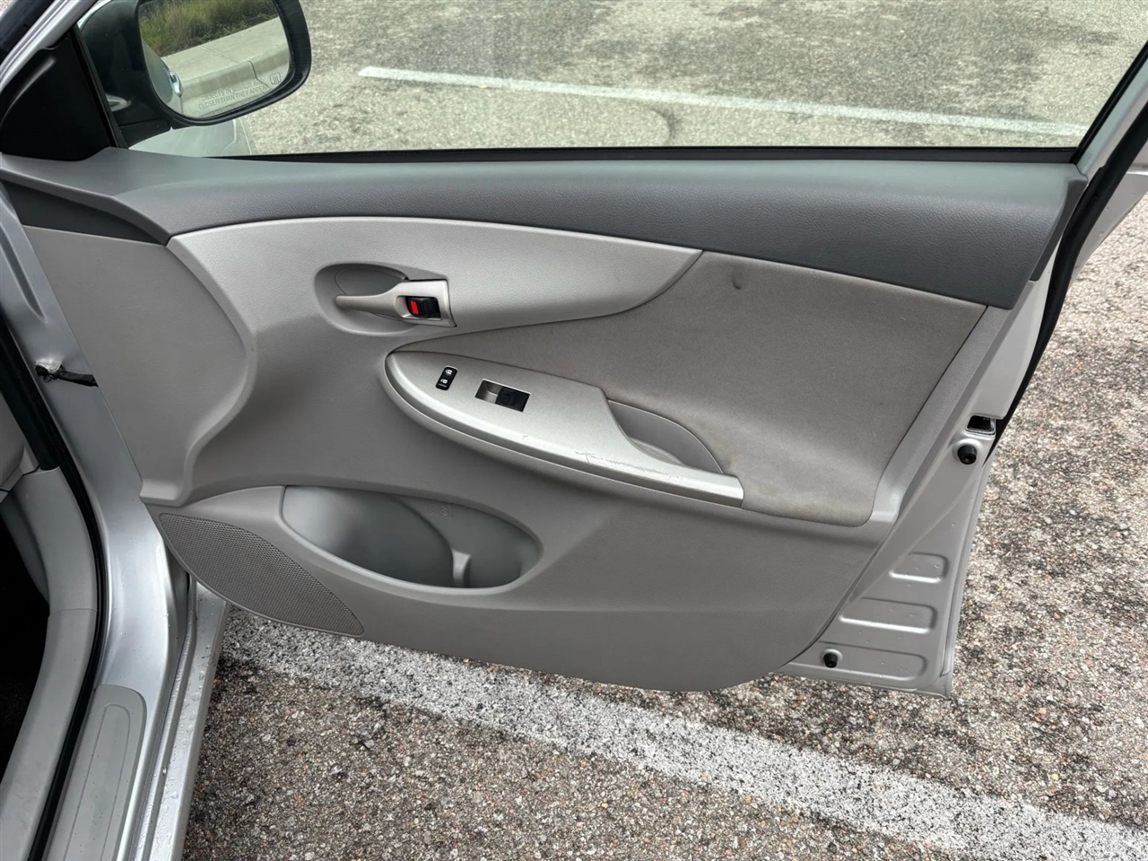 2010 Toyota Corolla LE photo 23