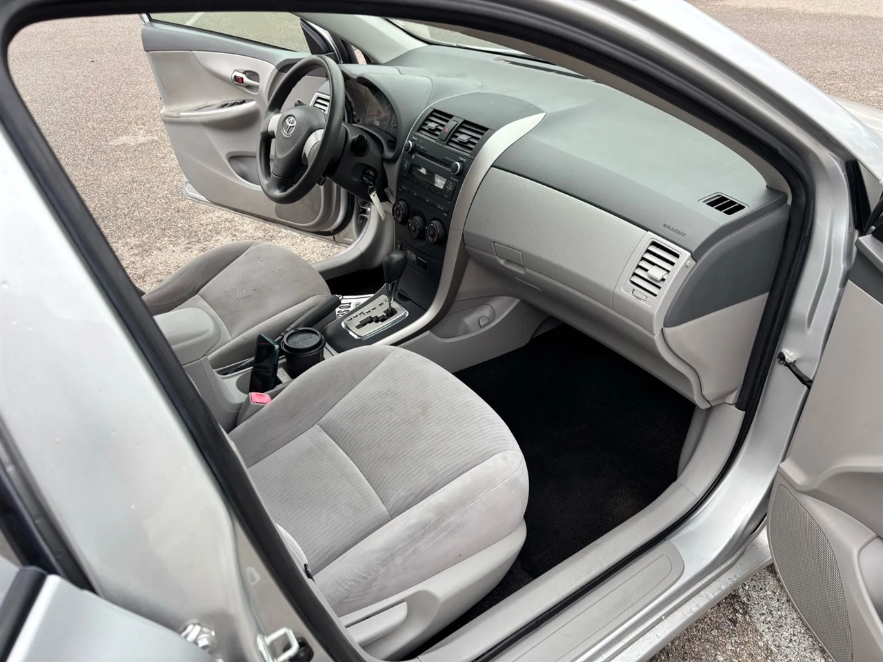 2010 Toyota Corolla LE photo 24