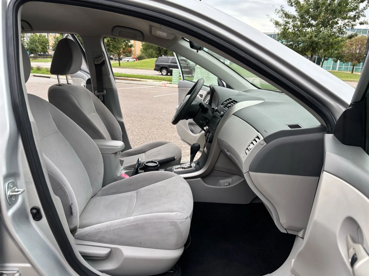 2010 Toyota Corolla LE photo 25