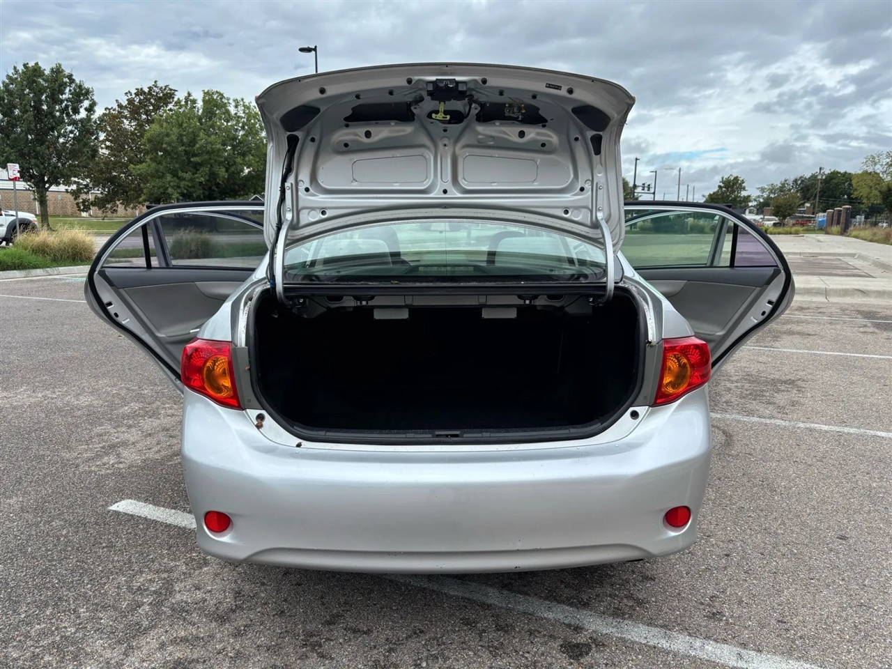 2010 Toyota Corolla LE photo 26