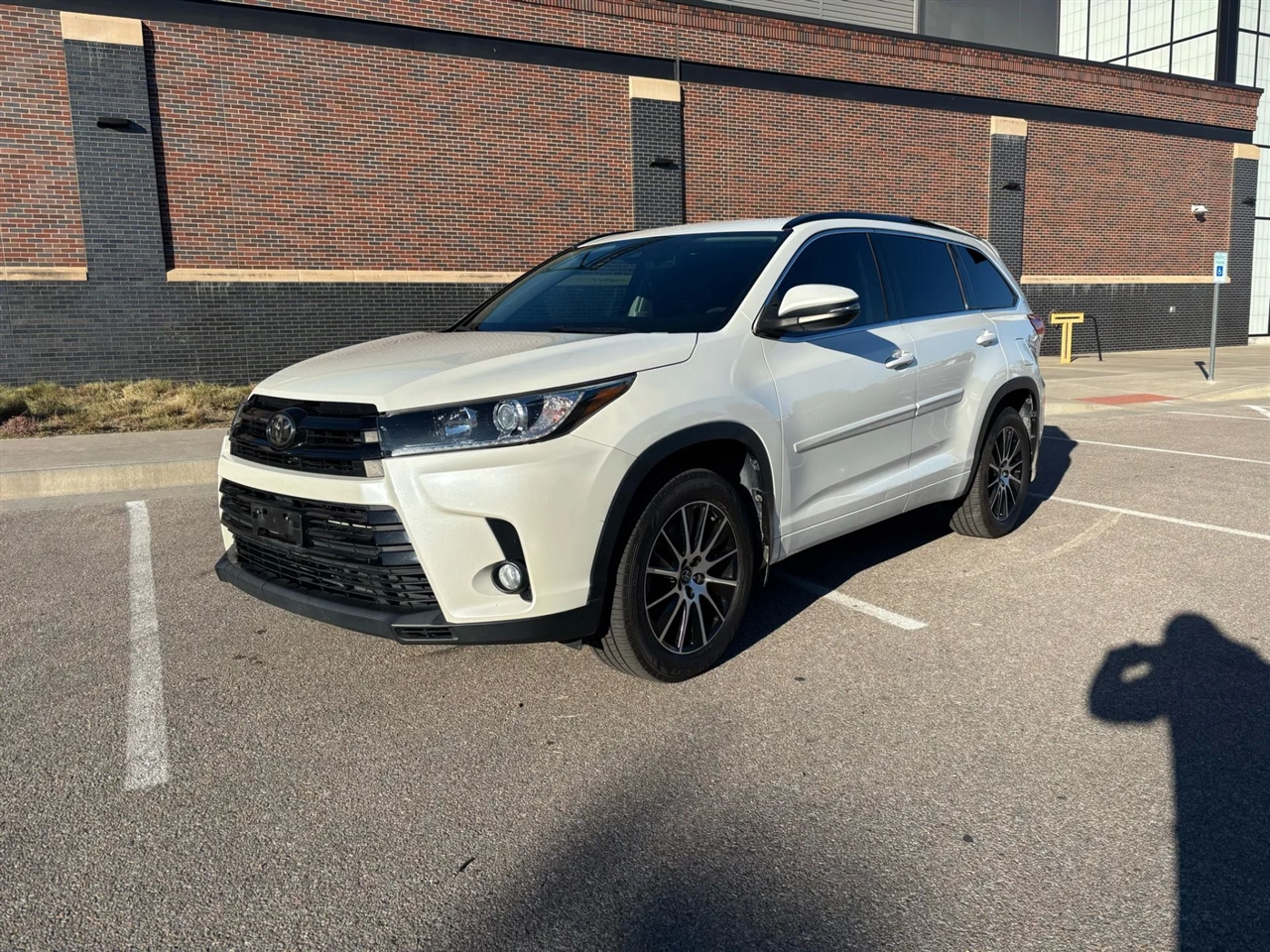2017 Toyota Highlander SE Sport photo 3