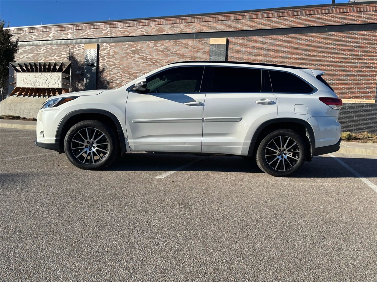 2017 Toyota Highlander SE Sport photo 4