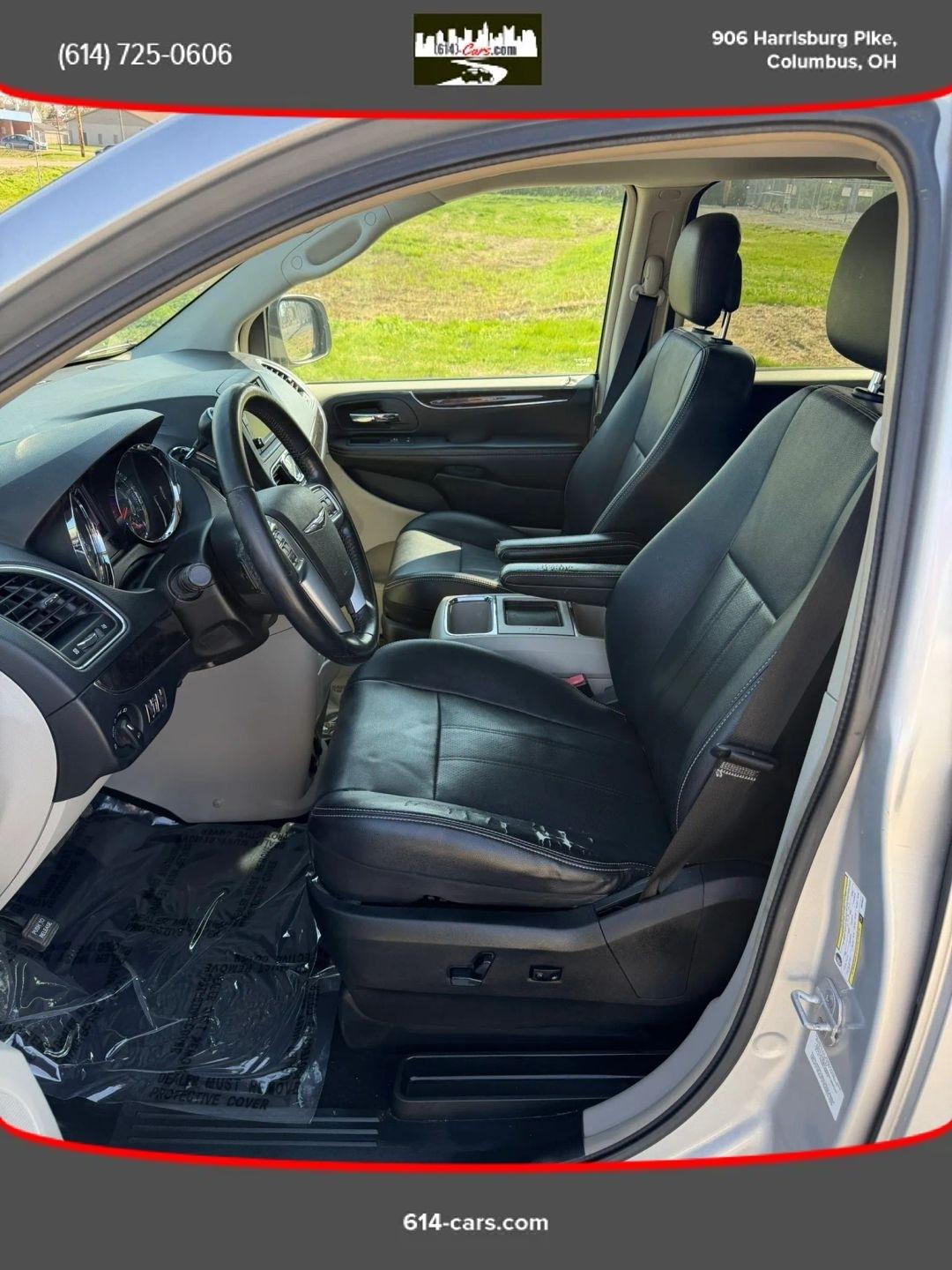 Chrysler Town & Country Touring 2012