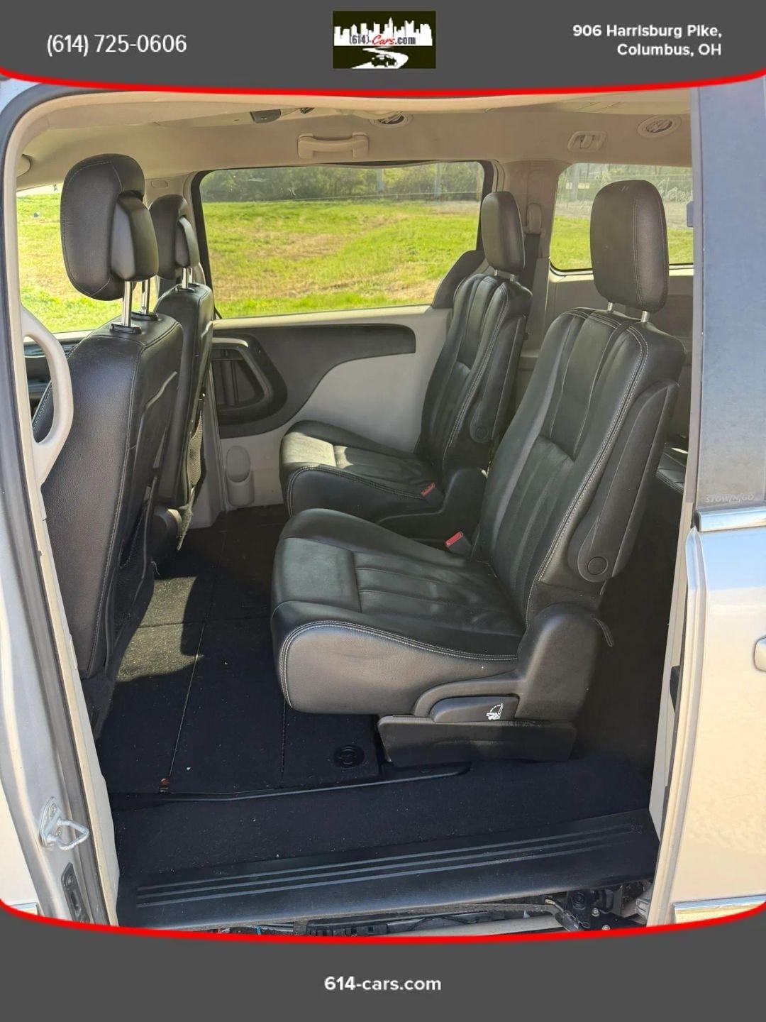 Chrysler Town & Country Touring 2012