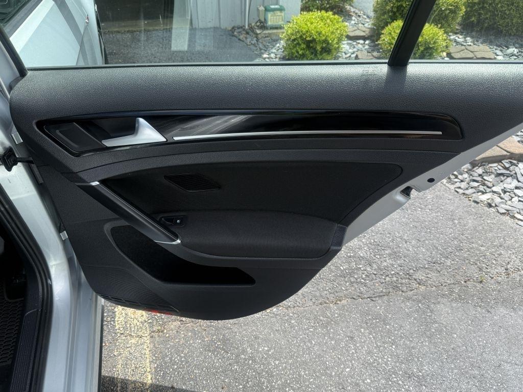 Volkswagen Golf GTI S 6A 4-Door 2017