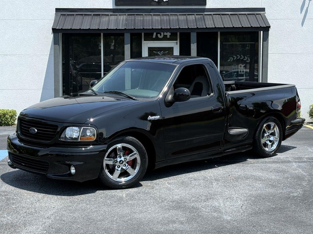 Ford F-150 SVT Lightning 2WD 2001