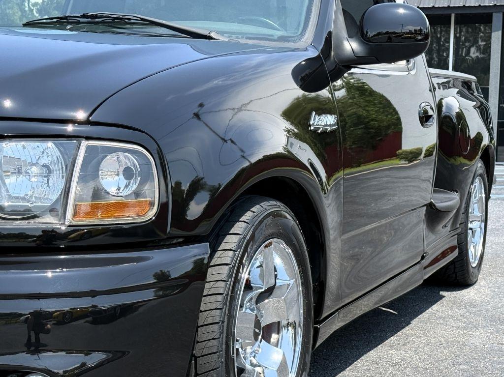 Ford F-150 SVT Lightning 2WD 2001