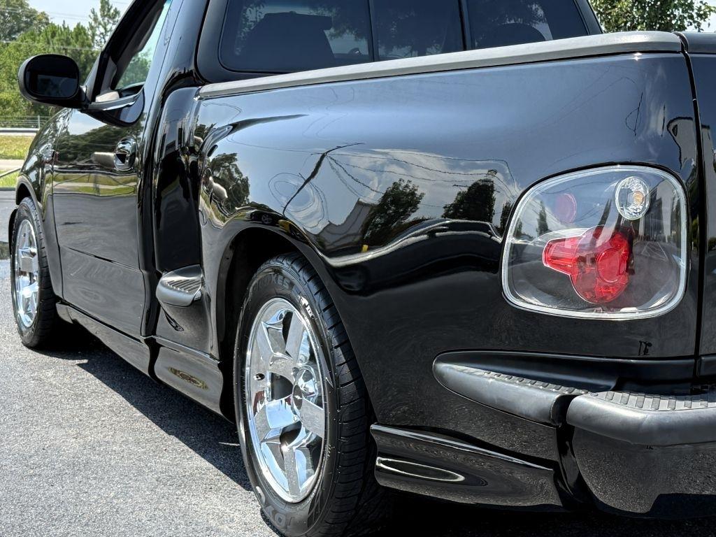 Ford F-150 SVT Lightning 2WD 2001
