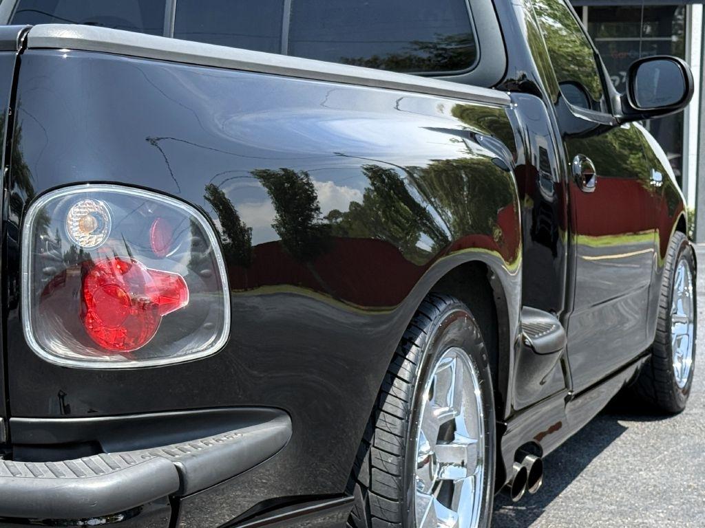 Ford F-150 SVT Lightning 2WD 2001