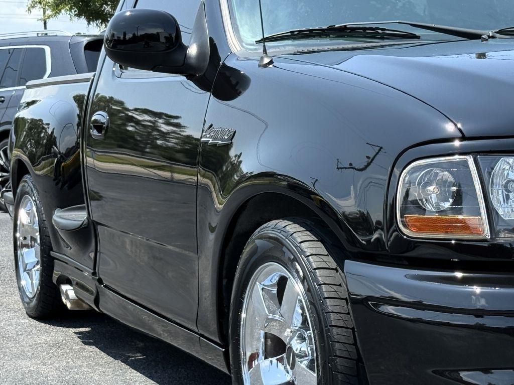 Ford F-150 SVT Lightning 2WD 2001